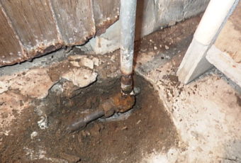調査中：コンクリートをはつった結果、水道管の腐食による漏水を発見