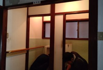 和式トイレと男子小便器を「洋式トイレ」にリフォーム開始！