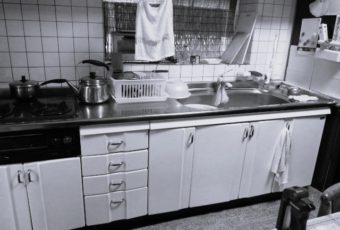 開き扉の収納は、やはり奥の物が取出しにくい…🙍
