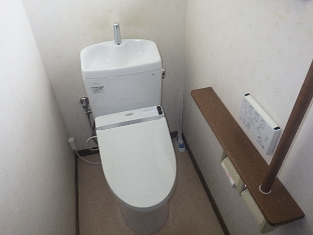 氷見市のトイレリフォーム／トイレ交換「TOTO：ピュアレストQR（手洗い付き）＋ウォッシュレットS1」
